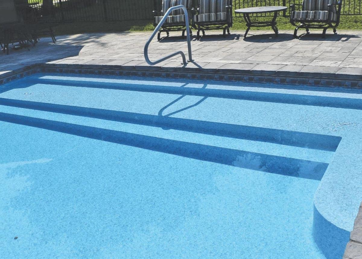 Royal Swimming Pools 8′ Straight Back Step 4-Tread White Cantilever Latham